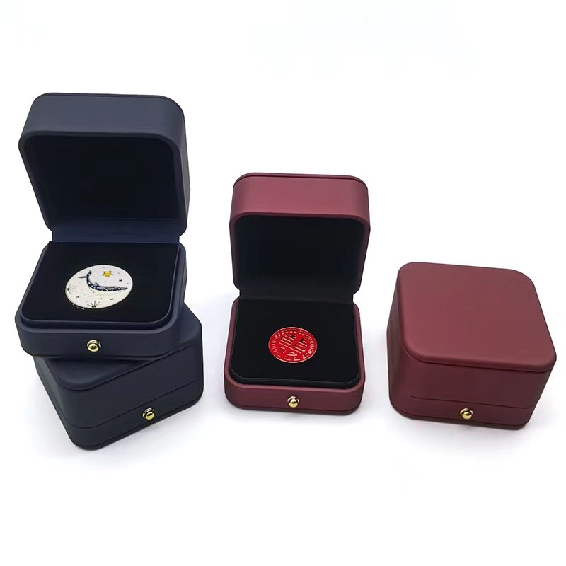 Marine-Burgunder-Gedenkmünztelefon-runde Eckmedaille, die Kasten hält